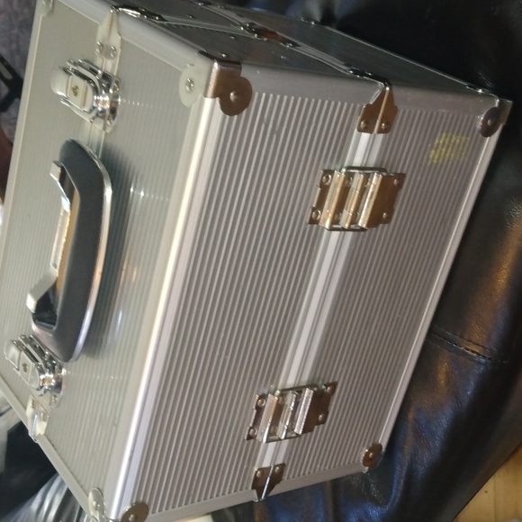 Women's silver makeup trunk carrying case - Picture 3 of 17